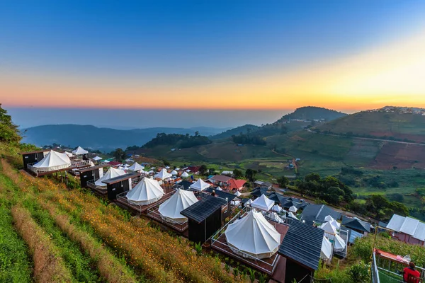 Vacker utsikt över vita campingtält med Mon sylt bergsmark — Stockfoto