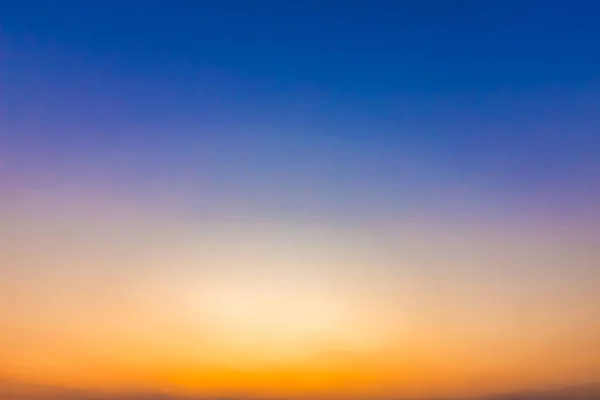 Azul brilhante céu pôr do sol dramático no campo ou praia colorido — Fotografia de Stock