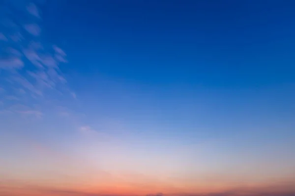 Azul brilhante céu pôr do sol dramático no campo ou praia colorido — Fotografia de Stock