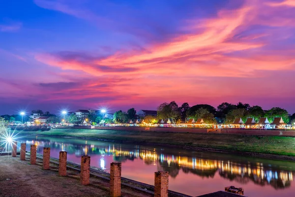 Noche natural a la vista del río Nan y el parque para relajarse —  Fotos de Stock