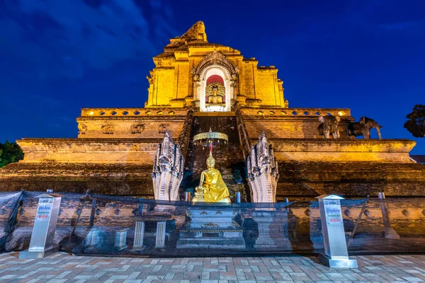 Wat Chedi Luang to buddyjska świątynia w zabytkowym centrum miasta i — Zdjęcie stockowe