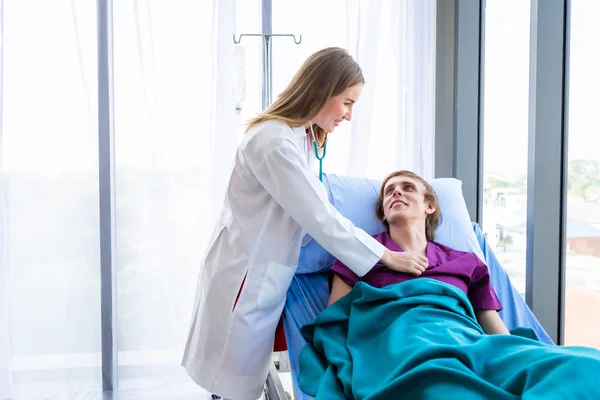 Médico feminino com as mãos de verificar examinando seu pulso para uma ma — Fotografia de Stock