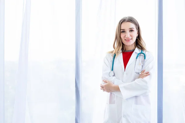 Ung kvinnlig läkare terapeutisk rådgivning med positiva känslor — Stockfoto
