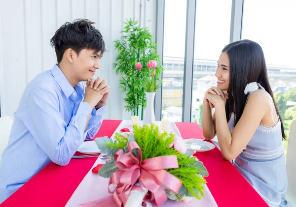 Valentijnsdag concept, gelukkig aziatisch jong lief paar met ro — Stockfoto