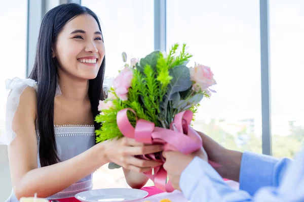 Valentijnsdag en aziatisch jong gelukkig stel concept, een man hold — Stockfoto