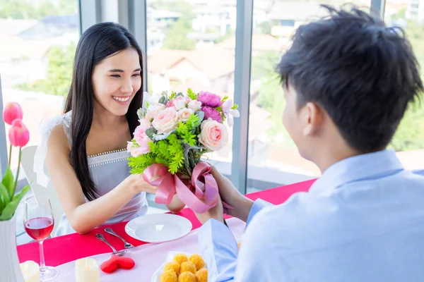 Valentinstag und asiatische junge glückliche Paar Konzept, ein Mann halten — Stockfoto