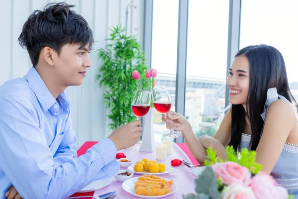 Valentinstag Konzept, glückliche asiatische junge süße Paar mit ro — Stockfoto