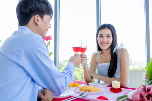 Valentinstag Konzept, glückliche asiatische junge süße Paar mit ro — Stockfoto