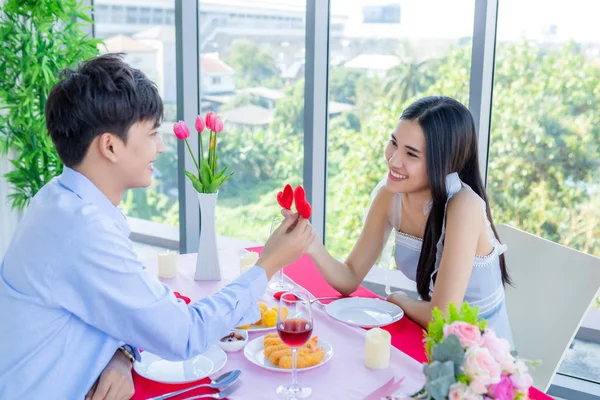 バレンタインの日のコンセプト,アジアの若い幸せな甘いカップルショーでl — ストック写真
