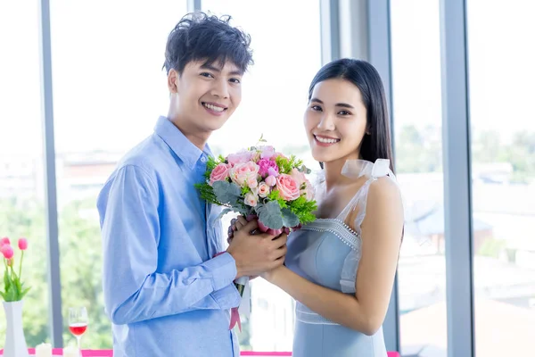 バレンタインデーのコンセプトは、アジアの若い幸せな甘いカップルを保持b — ストック写真