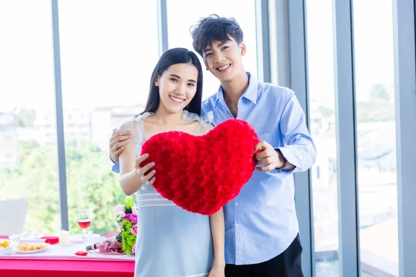 Valentinstag Konzept, asiatische junge glückliche süße Paar verliebt h — Stockfoto