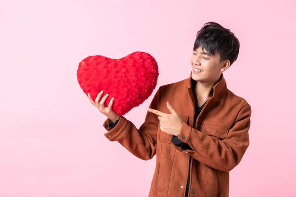 Concepto de San Valentín, Asiático un hombre guapo joven sosteniendo una re — Foto de Stock