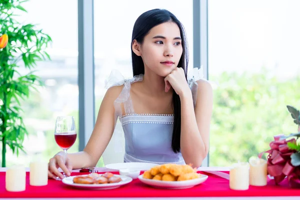 Conceito de dia dos namorados, menina asiática sentada a um foo de mesa — Fotografia de Stock