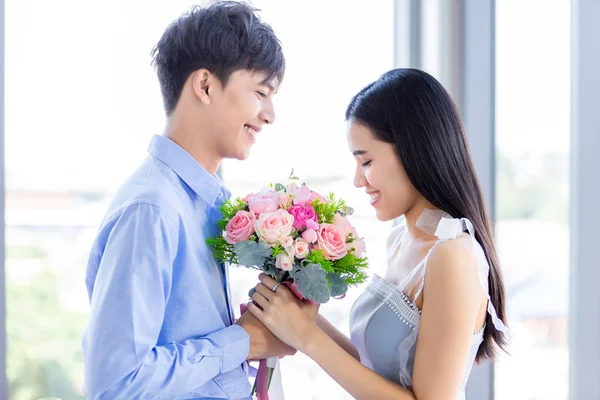 Valentine's day concept,asian Young happy sweet couple holding b — Stock Photo, Image