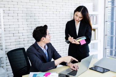 Şirket yöneticisi genç Asyalı iş adamı ve kişisel koçluk 