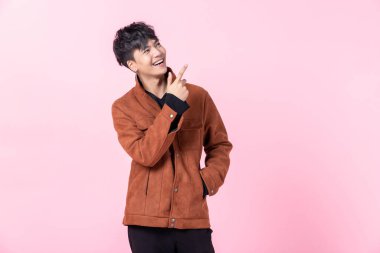 Asyalı genç bir adam iki eli ve parmaklarıyla işaret ediyor.