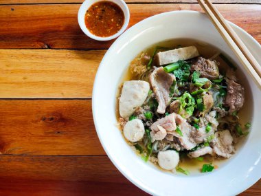 Tayland erişte çorbasını yakın plan beyaz kasede et ve daldırma