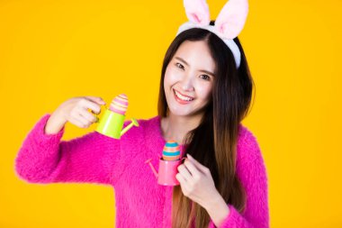 Paskalya tatili konsepti, mutlu bir gülümseme Asyalı genç bir kadın.