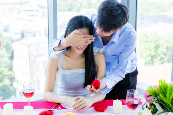 バレンタインデーとアジアの若い幸せな甘いカップルのコンセプト、アジア — ストック写真