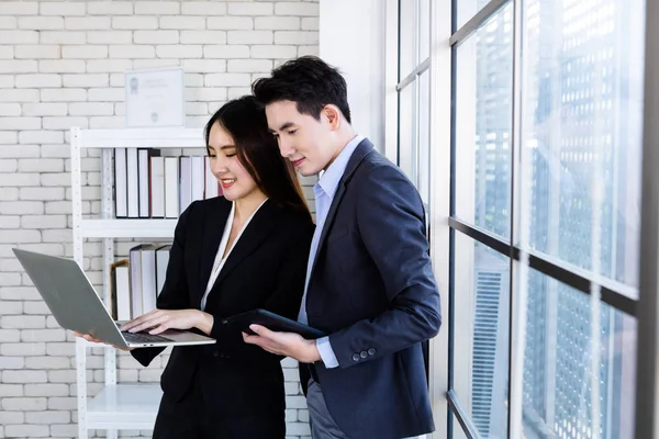 Junge asiatische Geschäftsfrau und Geschäftspartner während der Arbeit — Stockfoto