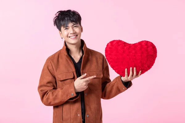 Concepto de San Valentín, Asiático un hombre guapo joven sosteniendo una re — Foto de Stock