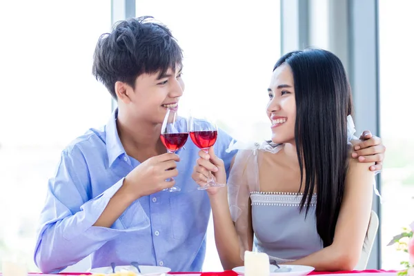Valentinstag Konzept, glückliche asiatische junge süße Paar mit ro — Stockfoto