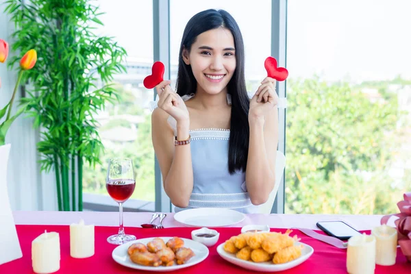 バレンタインデーのコンセプト、笑顔の幸せなアジアの若い女性｜sittin — ストック写真