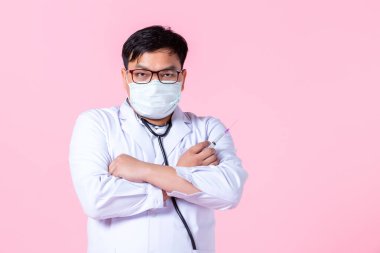 Asyalı doktor terapi uzmanı, steteskop pozitif duygularla tavsiye veriyor kollarını kavuşturup yan gözüne şırınga tutarak pembe boş fotokopi alanındaki kameraya bakıyor.