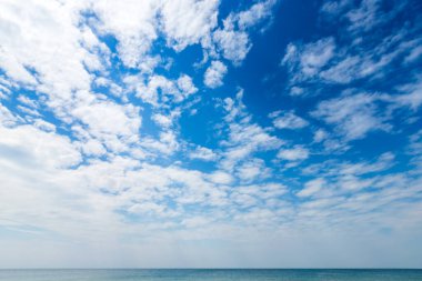 Deniz üzerinde güzel erken sabah gündoğumu ufuk, beyaz bulutlar gün batımı ile mavi gökyüzü arka plan doku.