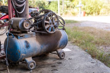 Old Piston Air Blue kompresörü fabrikada Tayland 'da ev yapımı kırsal sanayide geri dönüşüm için kullanılıyor..