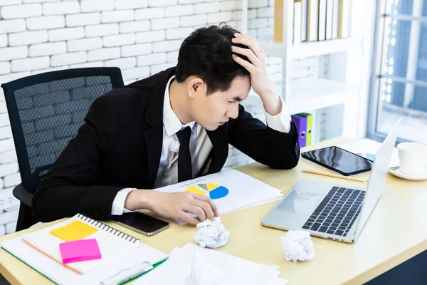 Empresario Estresado Trabajó Con Ordenador Portátil Tener Dolor Cabeza Después — Foto de Stock