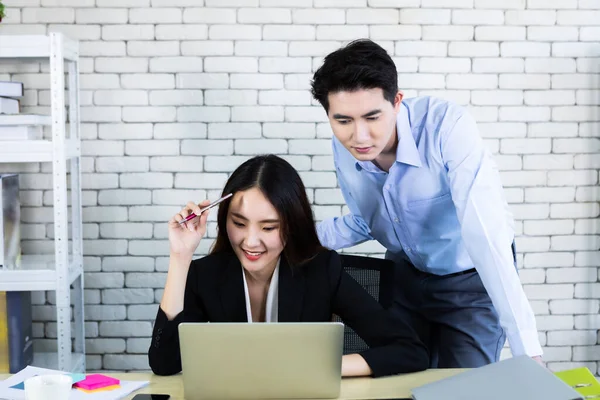 Pareja Feliz Mujer Negocios Socios Negocios Discutiendo Negocios Adultos Positivos — Foto de Stock