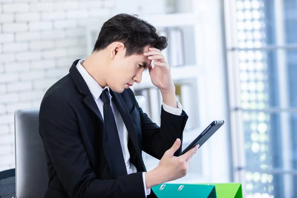 Stressad Affärsman Arbetade Med Tablett Och Har Huvudvärk Efter Affärsförluster — Stockfoto