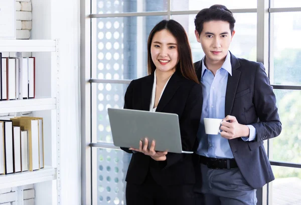 Joven Mujer Negocios Asiática Socios Negocios Mientras Trabaja Junto Con — Foto de Stock