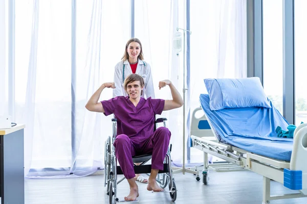 Homem Paciente Sentar Uma Cadeira Rodas Show Mostrando Polegares Para — Fotografia de Stock