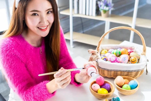 Osterferien Konzept Happy Asian Junge Frau Trägt Hasenohren Handbemalte Eier — Stockfoto