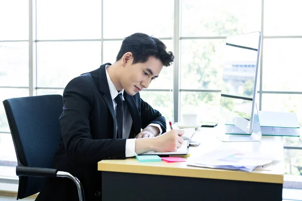 Glad Stämning Glad Asiatisk Ung Affärsman Har Idéer Göra Anteckning — Stockfoto