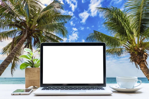 Burla Ordenador Portátil Con Pantalla Vacía Con Taza Café Teléfono —  Fotos de Stock