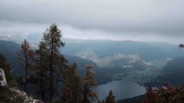 Time Lapse de los Alpes eslovenos con el lago Bohinj, tiro de otoño — Vídeos de Stock