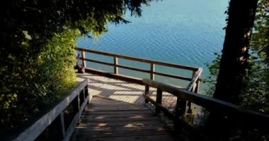 Bled Island 'da Meryem' in Hacı Kilisesi ve Bled Gölü 'ndeki Kan Şatosu açık bir sonbahar sabahı