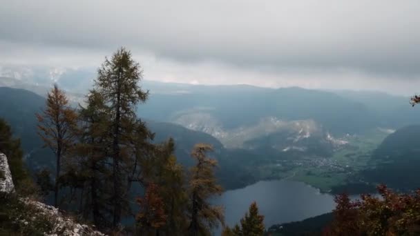 ボヒンジ湖とスロベニアアルプスの空中時間遅れ 時間の遅れ 秋のショット — ストック動画