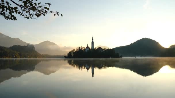 안개와 슬로베니아의 시간을 단축시키며 아침에 마리아 위에서 것으로 추정되는 교회와 — 비디오