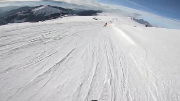 Snowboardzista zbocza w dół wzgórza. Kamera akcji jest na kasku snowboardzistów — Wideo stockowe
