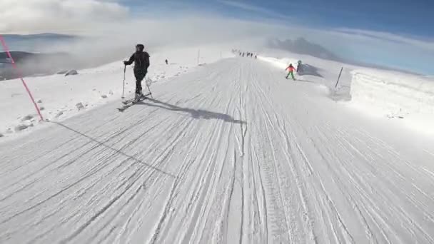 Snowboarder se inclina colina abajo. Cámara de acción está en el casco snowboarders — Vídeo de stock