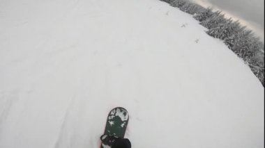 Slow Motion Close Up: Güneşli kayak merkezinde snowboardcu kayak pistine biniyor ve düşüyor