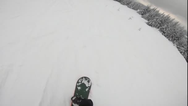 Lento movimiento CERRAR: Snowboarder montar y caer en la pista de esquí en la estación de esquí soleado — Vídeo de stock