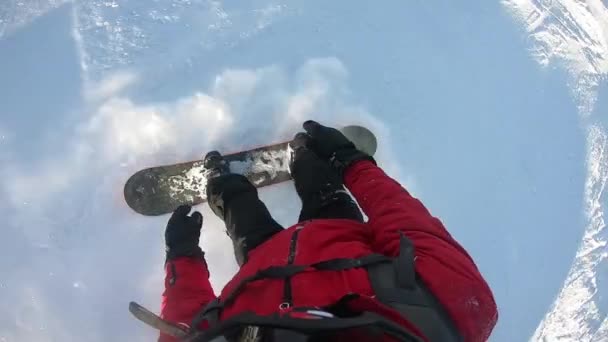 PRIMERA PERSONA VER CERRAR: snowboarder extremo montando nieve fresca en polvo en la montaña nevada en invierno . — Vídeos de Stock