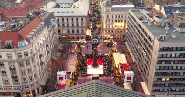 Boedapest, Hongarije - 04 december 2019: bezoekers van de kerstmarkten op het St. Stephens plein in Boedapest. — Stockvideo