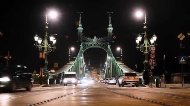 BUDAPEST, HUNGARY - DECEMBER 2019: Christmas tram runs on historic Freedom Bridge — Stock Video