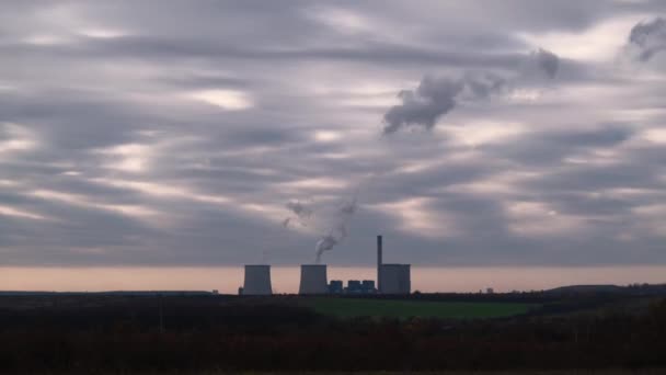 Centrale électrique de Visonta. La vapeur d'eau monte au ciel. Poteaux et cheminées énergétiques en arrière-plan . — Video